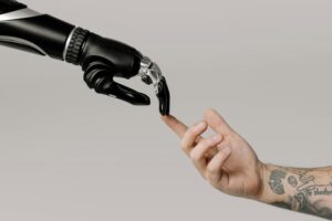 Humano y robot juntando los dedos.