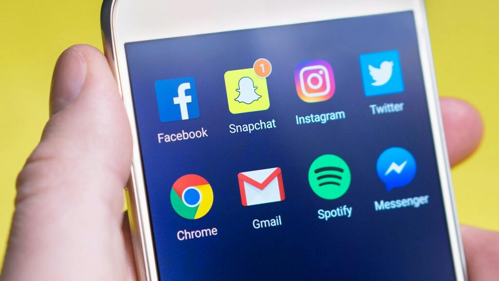 Primer plano de smartphone con distintas redes sociales.